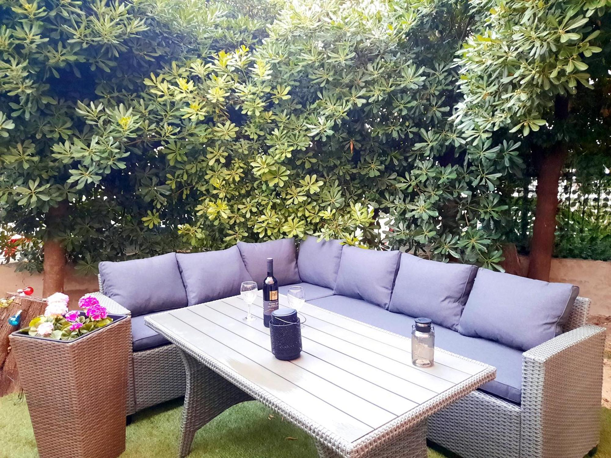 Split Symphony Veranda: Modern, New Apartment Exterior foto