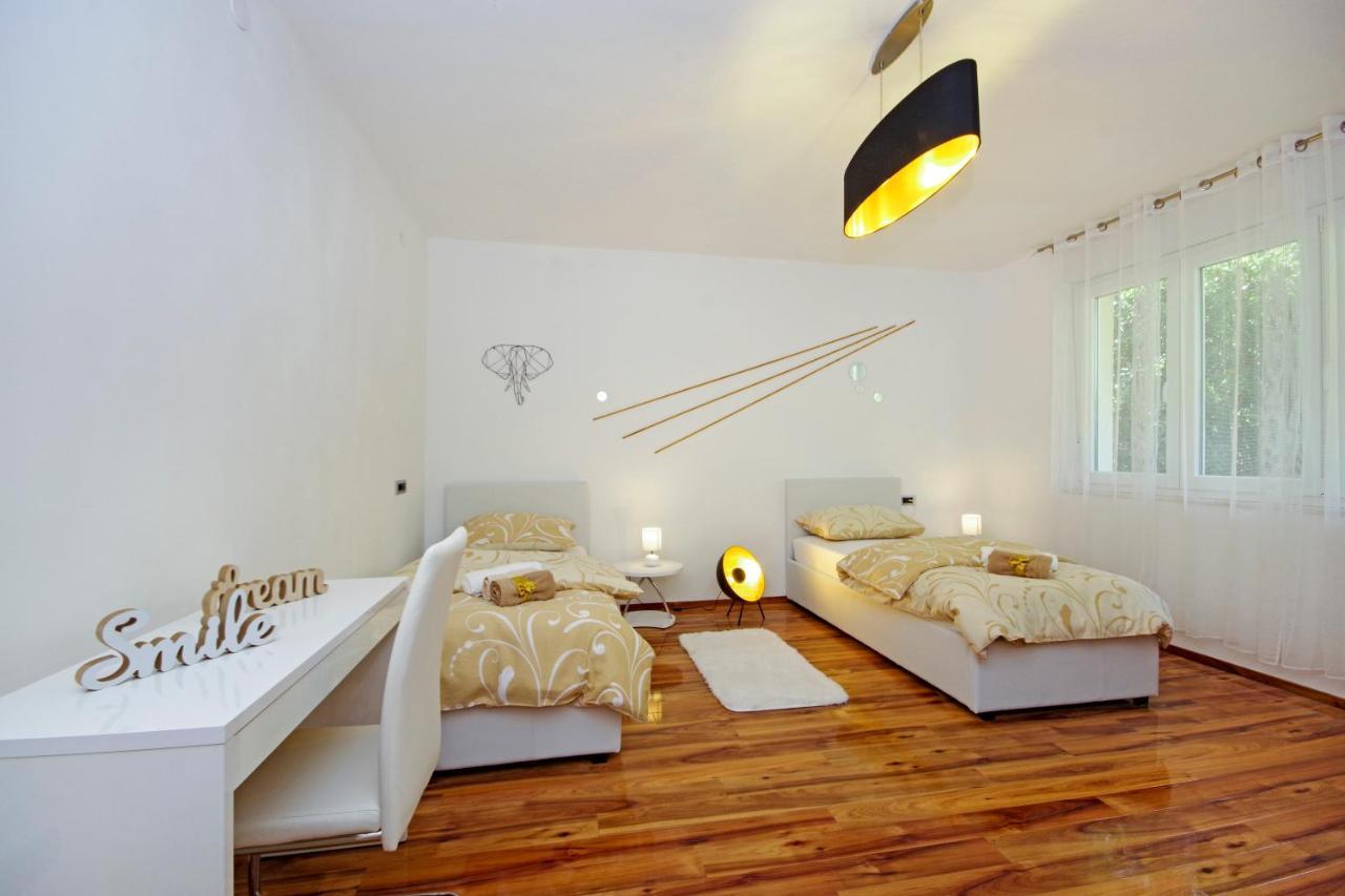 Split Symphony Veranda: Modern, New Apartment Exterior foto