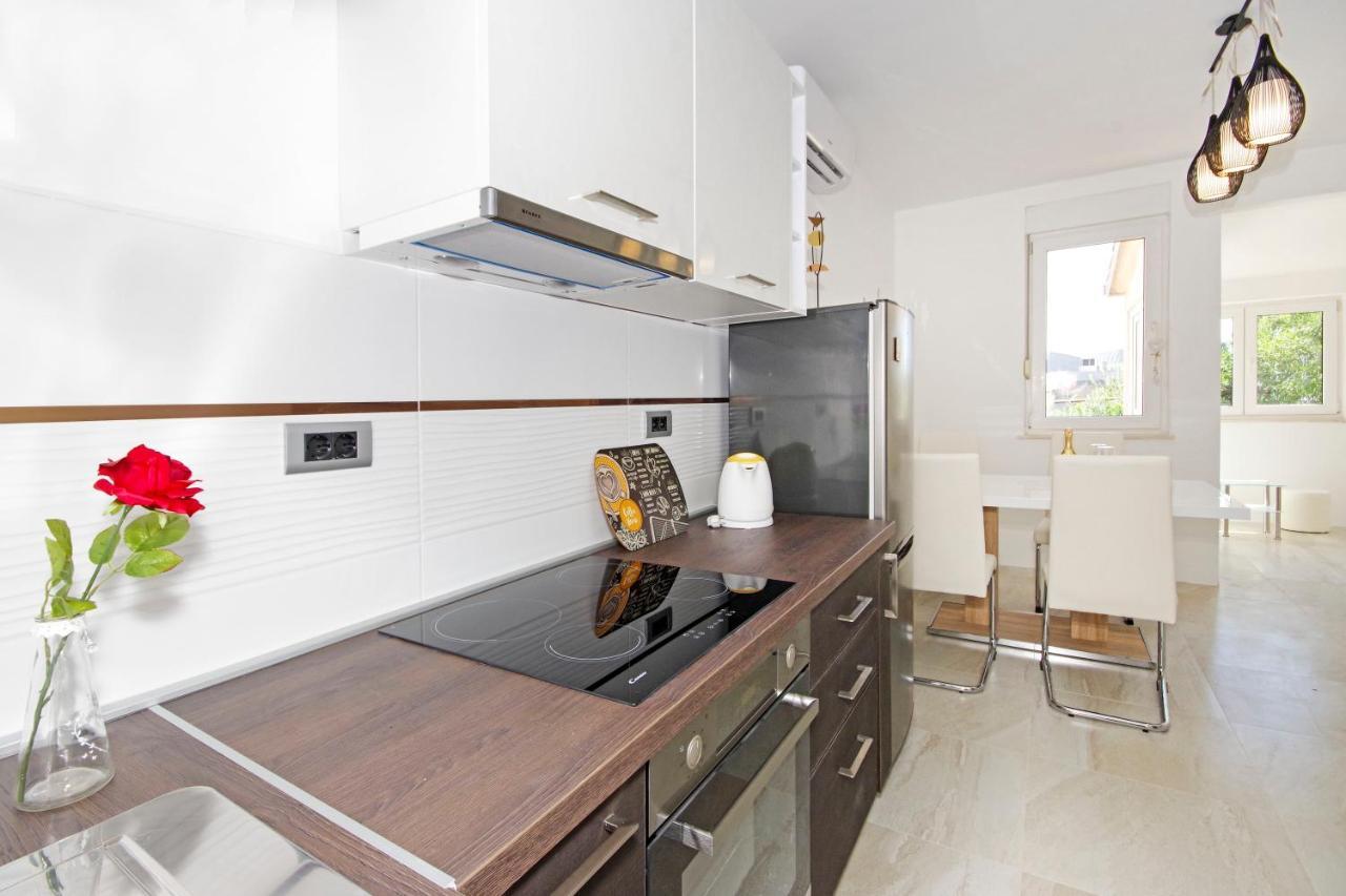 Split Symphony Veranda: Modern, New Apartment Exterior foto